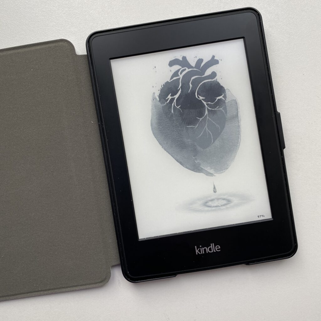 Foto des E-Readers, aufgerufen ist eine Illustration am Ende des Buches. Ein menschliches Herz tropft.