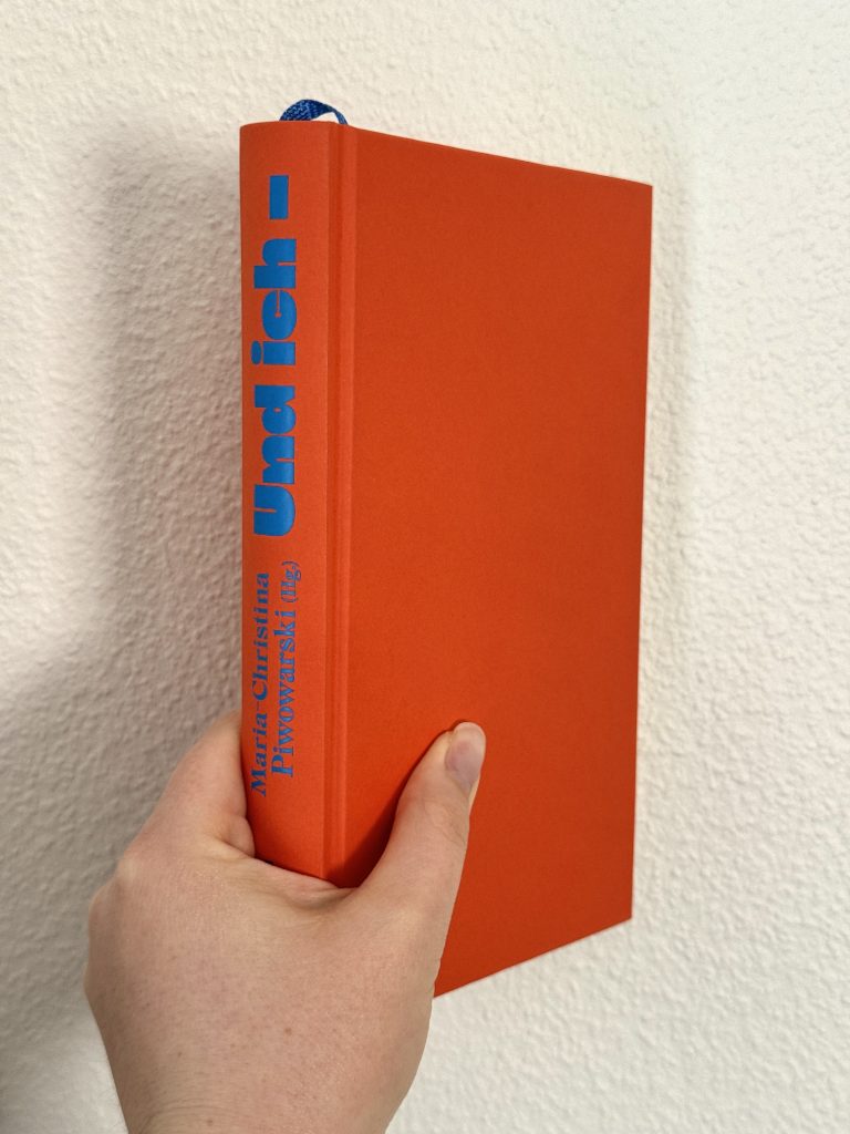 Foto des Buches ohne Schutzumschlag, es ist orange und mit blauer Schrift stehen Buchtitel und Herausgeberin auf dem Buchrücken.