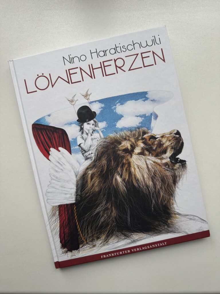 Buch auf weißem Hintergrund. Cover zeigt einen Löwen auf dem ein Kind mit Zirkushut reitet.