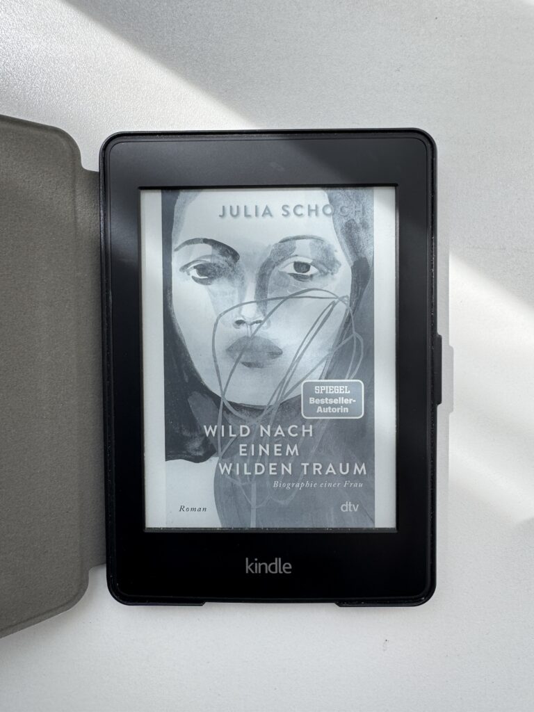 Foto des E-Readers, der das Cover zeigt. Hier ist das Cover Schwarzweiß, zeigt ebenfalls eine Frau.