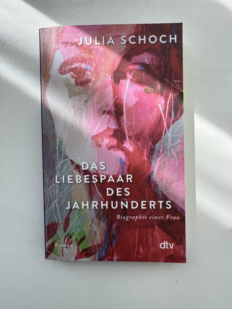 Foto des Buches auf weißem Grund. Buch zeigt eine in Rosatönen gehaltene gemalte Frau.
