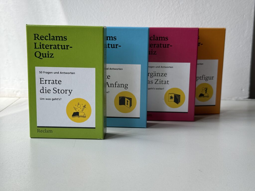 Foto der Quizboxen: Sie sind grün, blau, pink und orange.