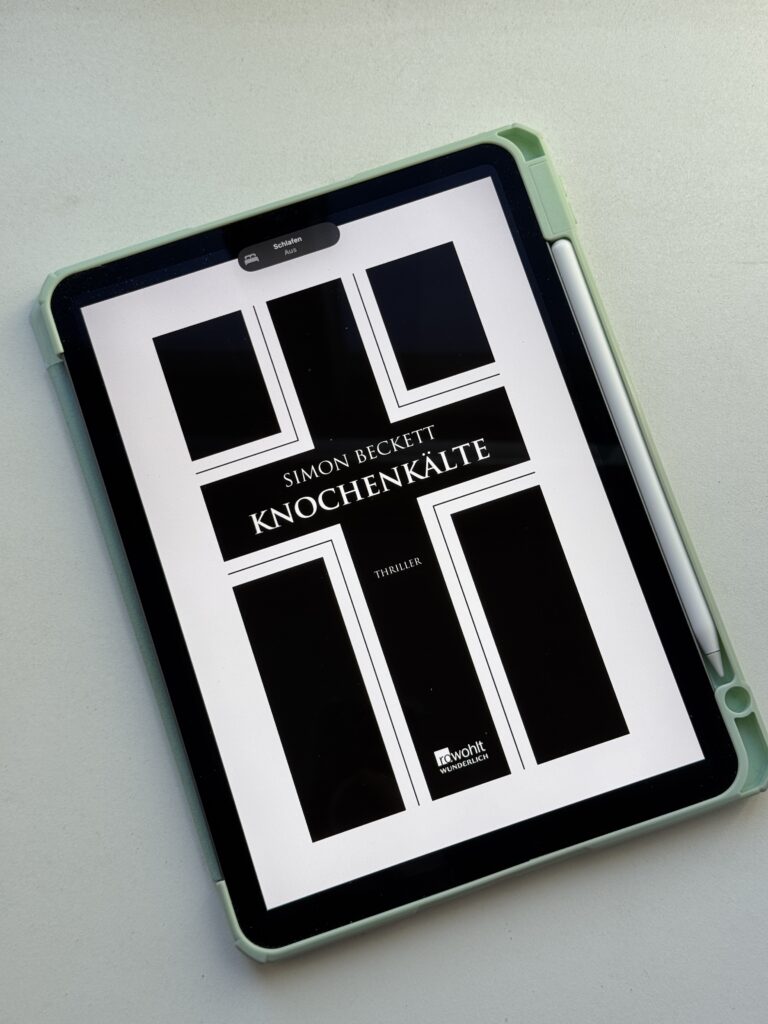 Foto des Covers in der digitalen Version. Zu sehen ist ein schwarzes Kreuz, das weiß abgesetzt ist. weiße Schrift "Simon Beckett - Knochenkälte"